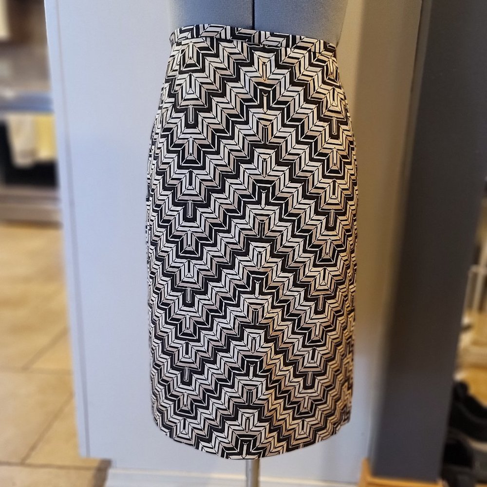 Geometric pattern skirt